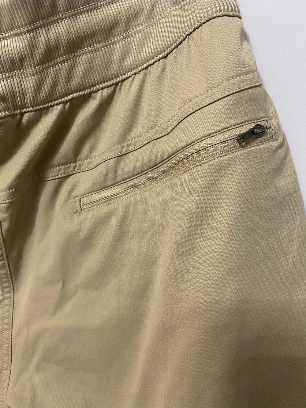 The North Face Women's Drawstring Athletic Shorts in Khaki. Size Medium. - Picture 6 of 6